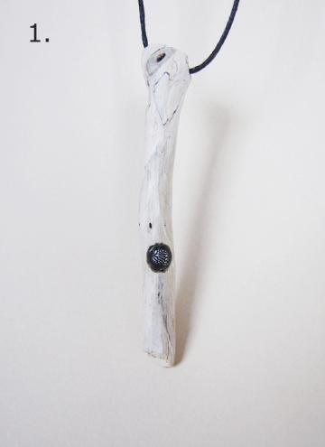 Pendant Driftwood with Zebra shell