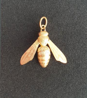 Solid 22ct Yellow Gold Honey Bee Pendant.